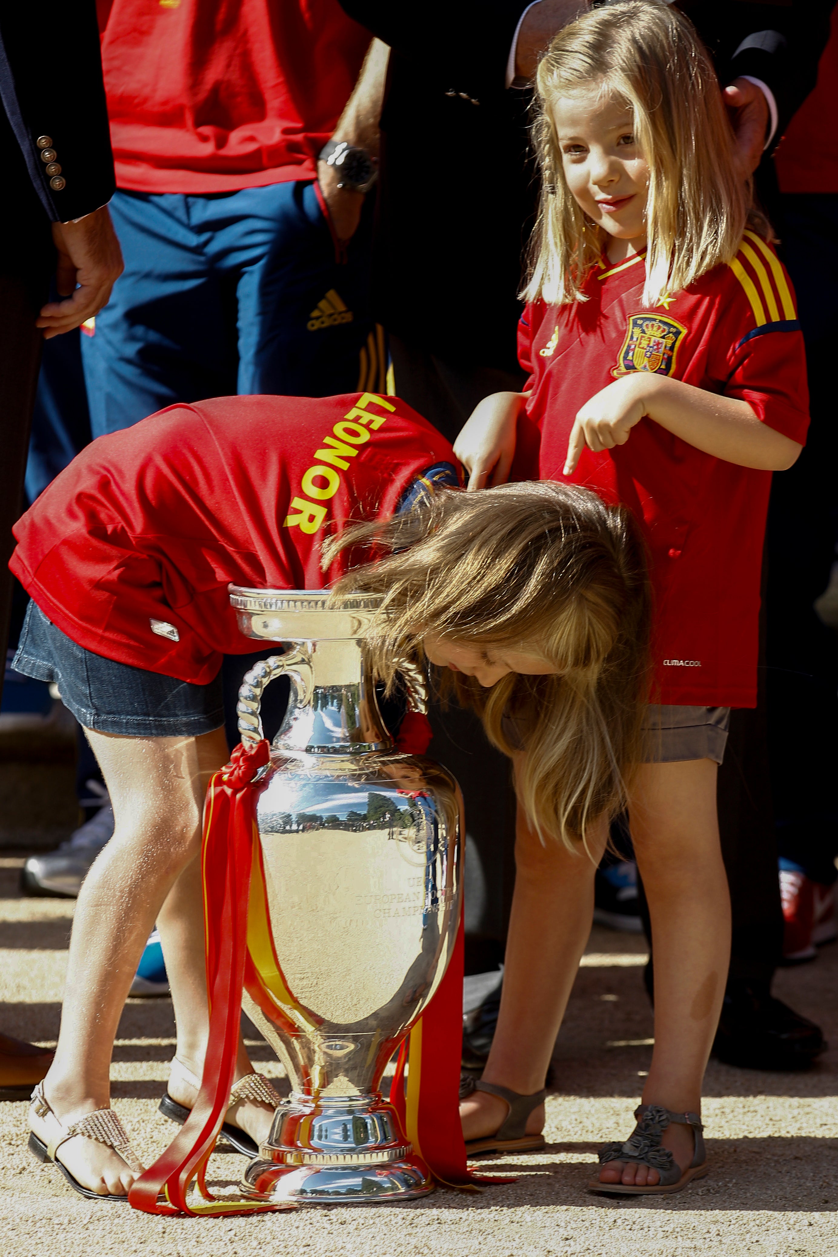 La princesa Leonor, junto a su hermana, la infanta Sofía (d), vestidas con camisetas de la selección española de fútbol con sus respectivos nombres, el 2 de julio de 2012, durante la celebración del combinado español tras ganar la Eurocopa en Kiev (Ucrania).