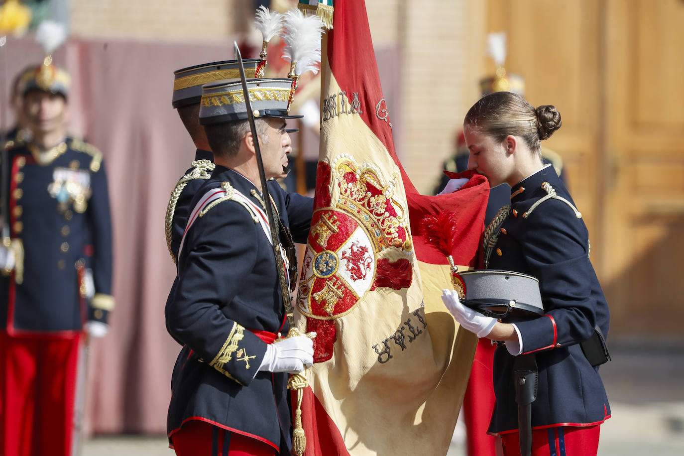 La princesa de Asturias, Leonor de Borbón, el 7 de octubre de 2023, juró bandera junto al resto de los cadetes de su curso, en una ceremonia oficial celebrada en la Academia Militar de Zaragoza, presidida por su padre, el rey Felipe VI.