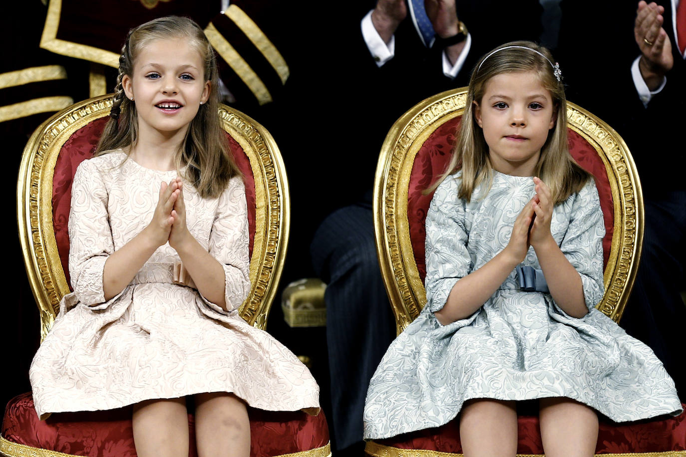 La princesa Leonor, junto a su hermana, la infanta Sofía (d), el 19 de julio de 2014, durante la ceremonia de proclamación del rey Felipe VI celebrada en el Congreso de los Diputados.