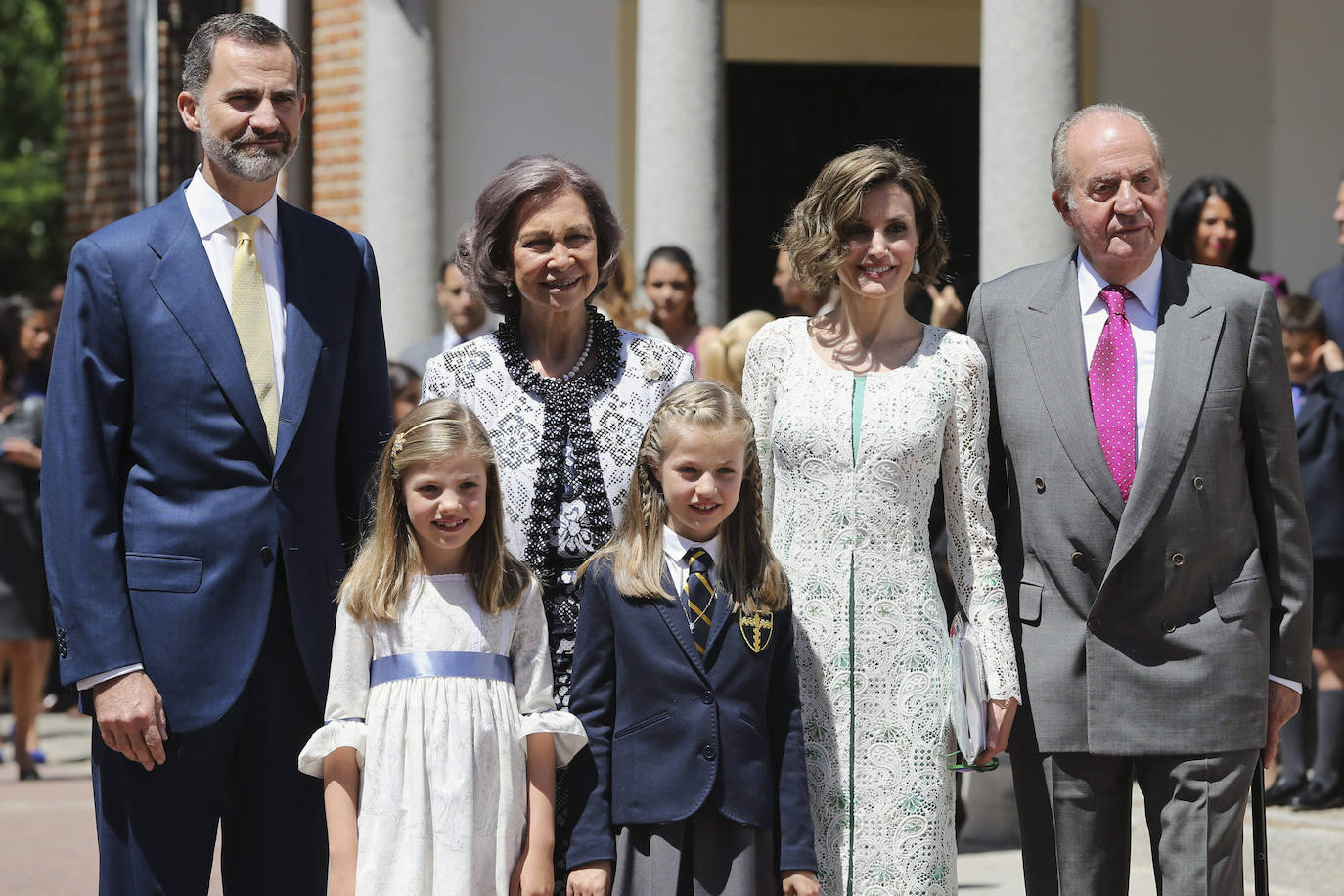 La princesa Leonor, junto a su hermana, la infanta Sofía (2i), sus padres, los Reyes, y sus abuelos, los reyes eméritos Juan Carlos y Sofía, el 20 de mayo de 2015, en la celebración de su primera comunión en la parroquia de la Asunción de Nuestra Señora de Madrid.