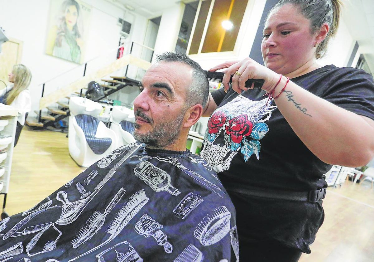 Paco Fernández se corta el pelo en el centro de estética que regenta su hermana en el barrio de Torrefiel.