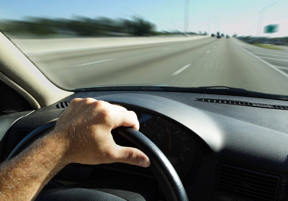 Un conductor circula por una carretera.