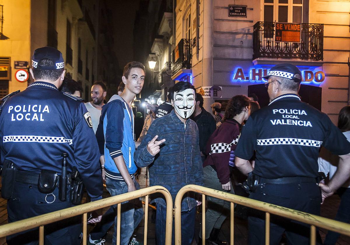 Dispositivo policial durante una noche de Halloween en Valencia.