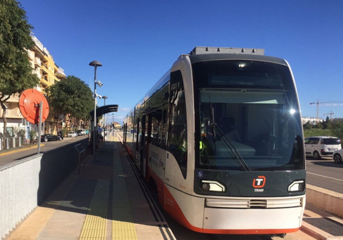 El TRAM a su paso por Dénia.