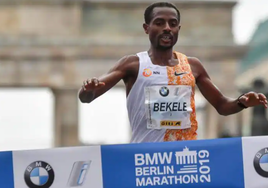 Bekele en la entrada del Maratón de Berlín en 2019.