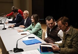 El concejal de Fallas, Santiago Ballester, y directiva de la Junta en la asamblea de presidentes celebrada en el Palau.