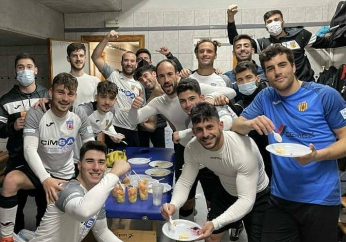 Los jugadores del Buñol, tomando batidos reconstituyentes tras una victoria.