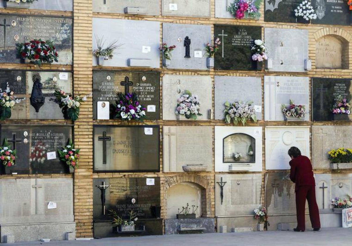 Cementerio General de Valencia, en imagen de archivo, con avisos de exhumación.