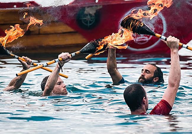Concursantes durante el desafío de este lunes, 'Las torres de fuego'.