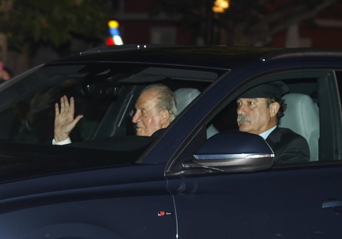 El rey emérito, Juan Carlos I, a su llegada al Palacio de El Pardo de Madrid donde tiene lugar la celebración familiar privada por el cumpleaños de la princesa Leonor.