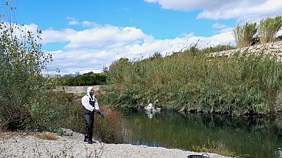 Retiran 600 kilos de peces muertos  en sólo un día tras el incendio de Potries