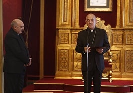 El arzobispo Benavent, a la izquierda, y Arturo Ros al micrófono.