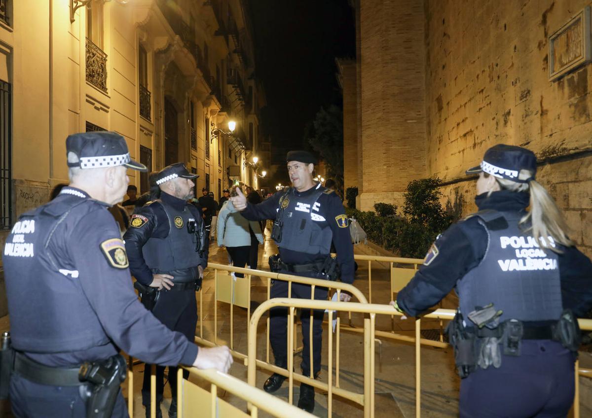 Imagen secundaria 1 - Valencia vive una noche de Halloween sin sustos