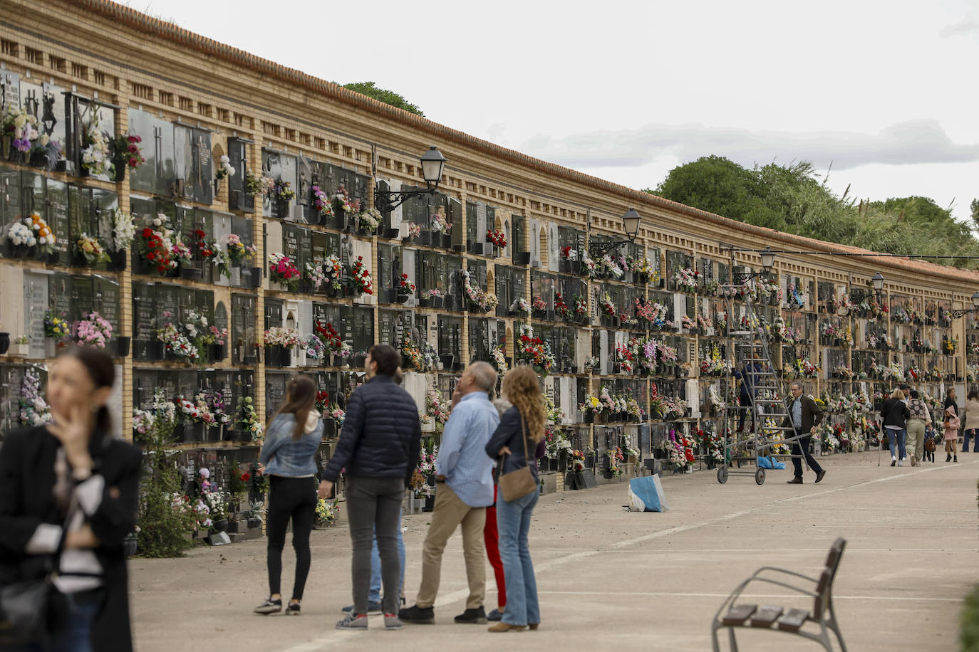 Masiva afluencia al cementerio de Valencia por Todos los Santos