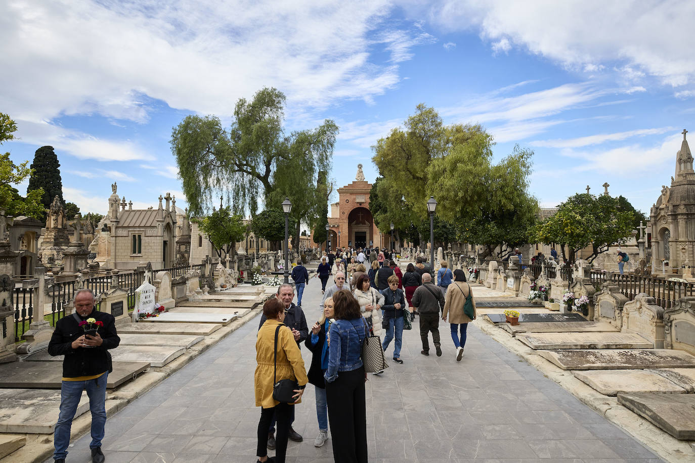 Masiva afluencia al cementerio de Valencia por Todos los Santos