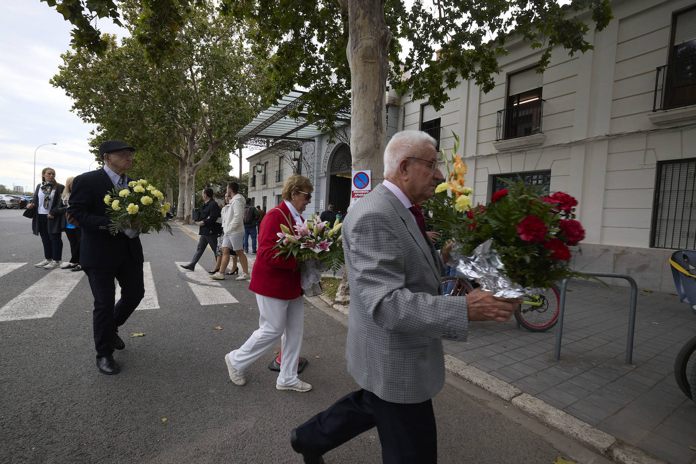 Masiva afluencia al cementerio de Valencia por Todos los Santos