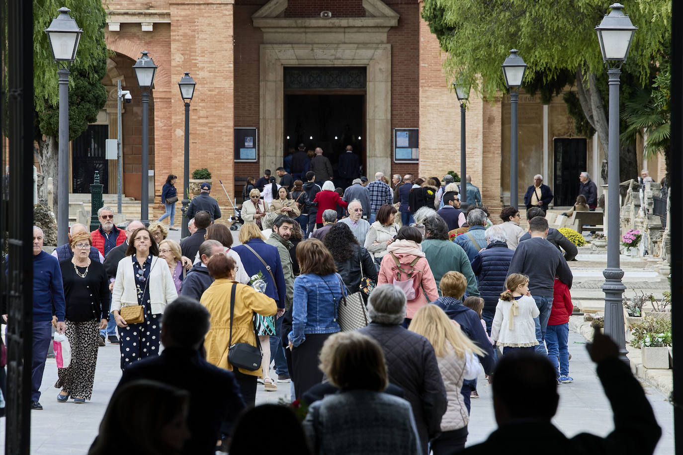 Masiva afluencia al cementerio de Valencia por Todos los Santos