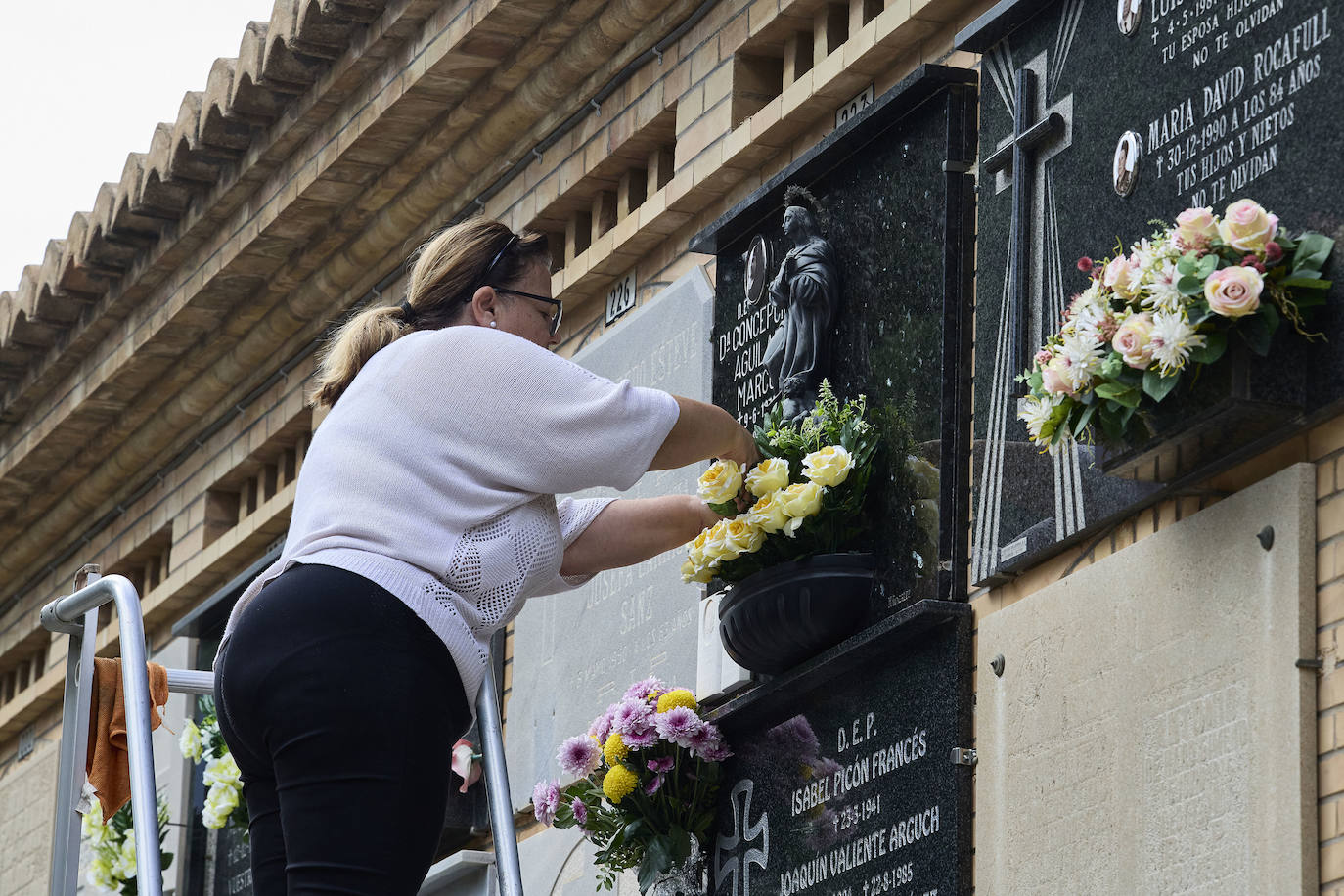 Masiva afluencia al cementerio de Valencia por Todos los Santos