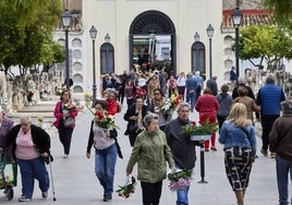 La gente accede al Cementerio de Valencia.