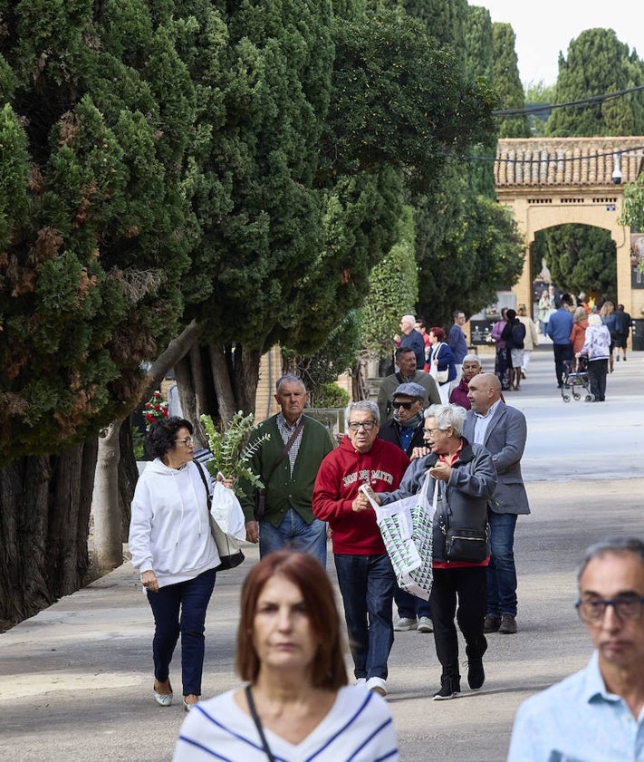 Imagen secundaria 2 - El cementerio estaba repleto de visitantes.