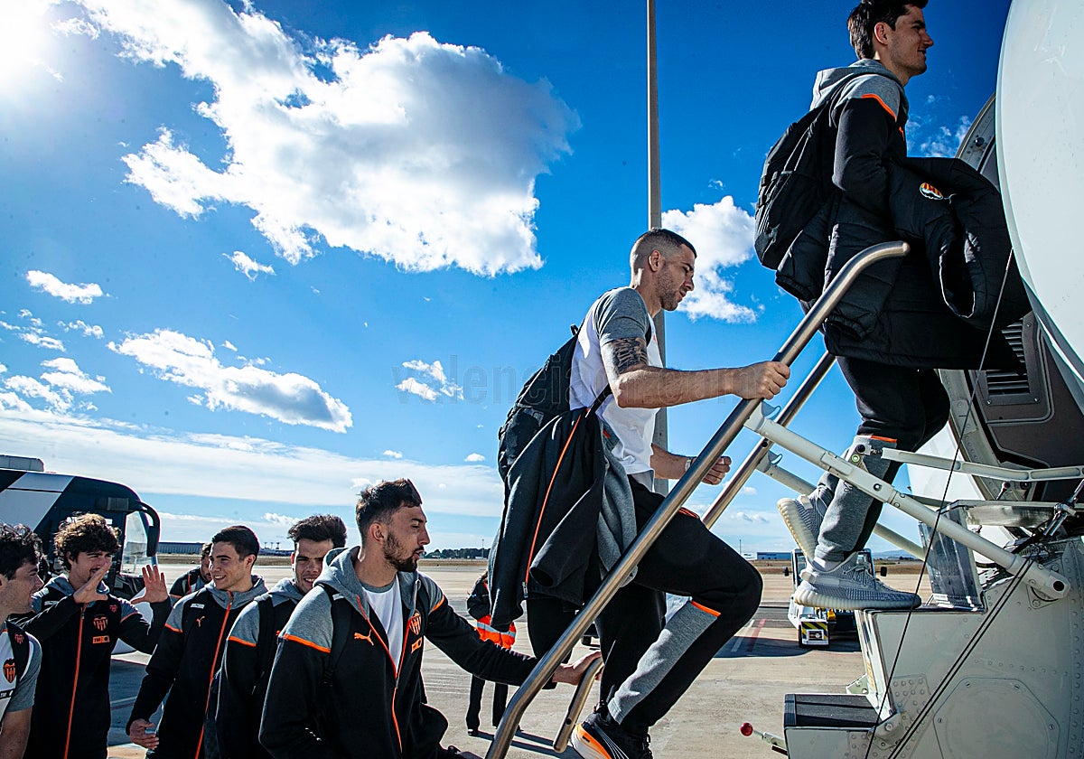 Los jugadores del Valencia, rumbo a Logroño.