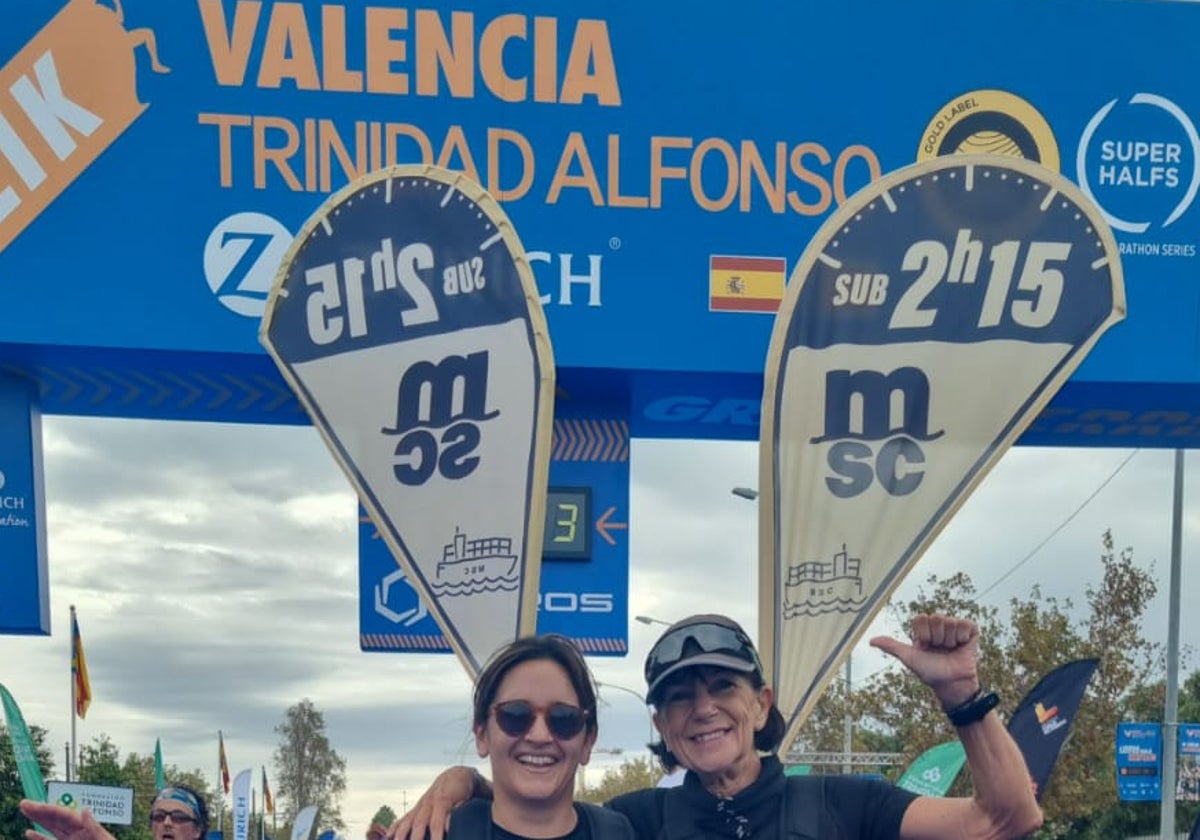 Mariela Donadío, junto a su compañera Maite, tras el Medio Maratón de Valencia.