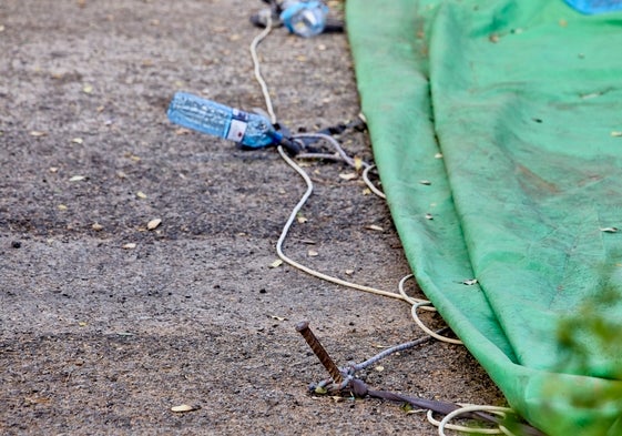 Piquetas de hierro tapadas con botellas de plástico.