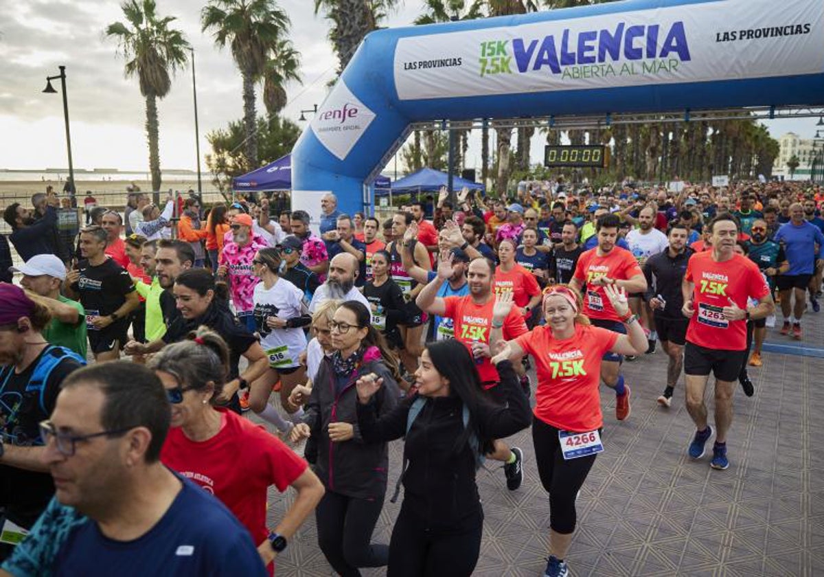 Corredores toman la salida en la edición del año pasado de la 15K Valencia Abierta al Mar.