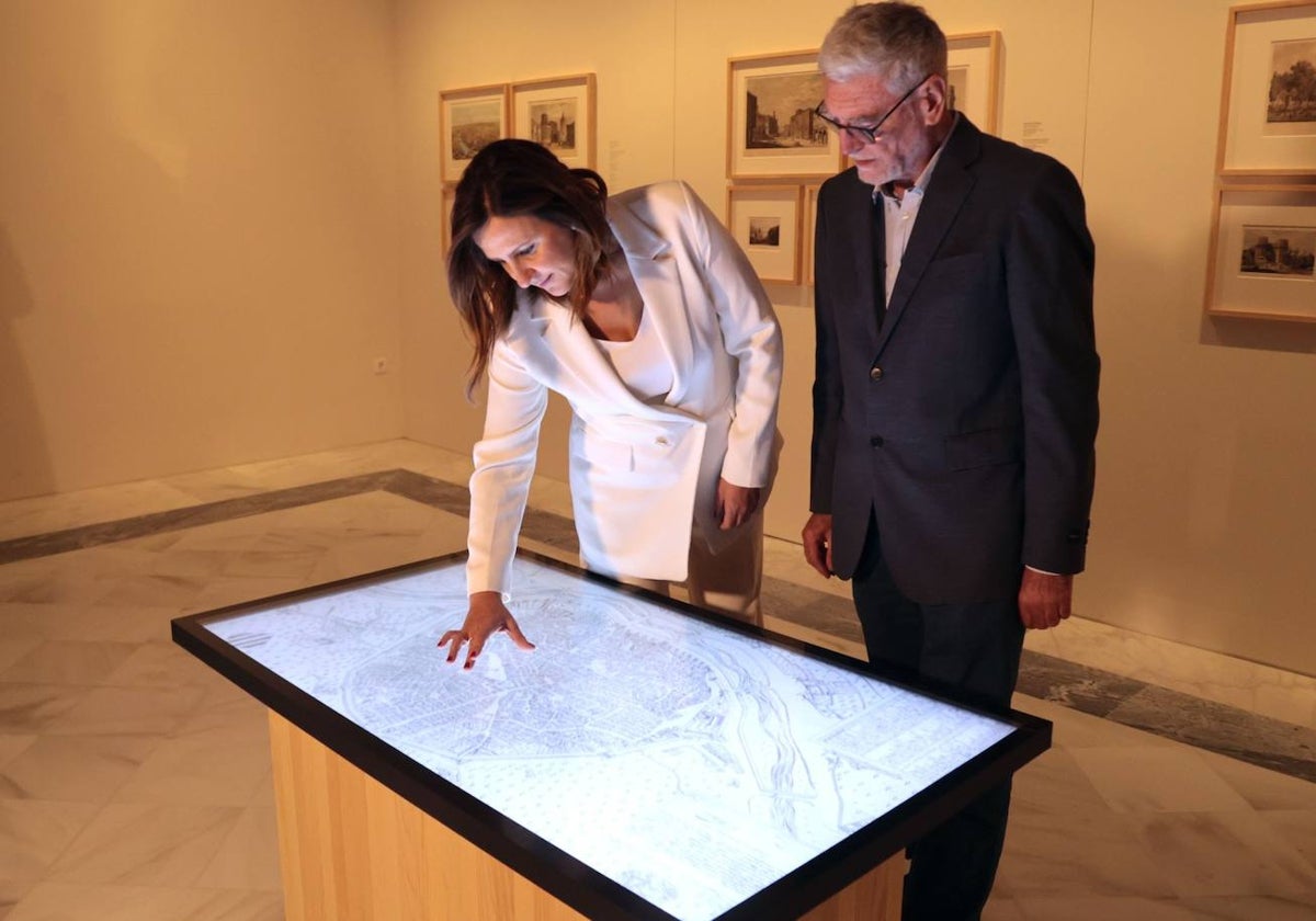 La alcaldesa Catalá observa, ayer, una de las nuevas piezas del Museo Histórico Municipal.