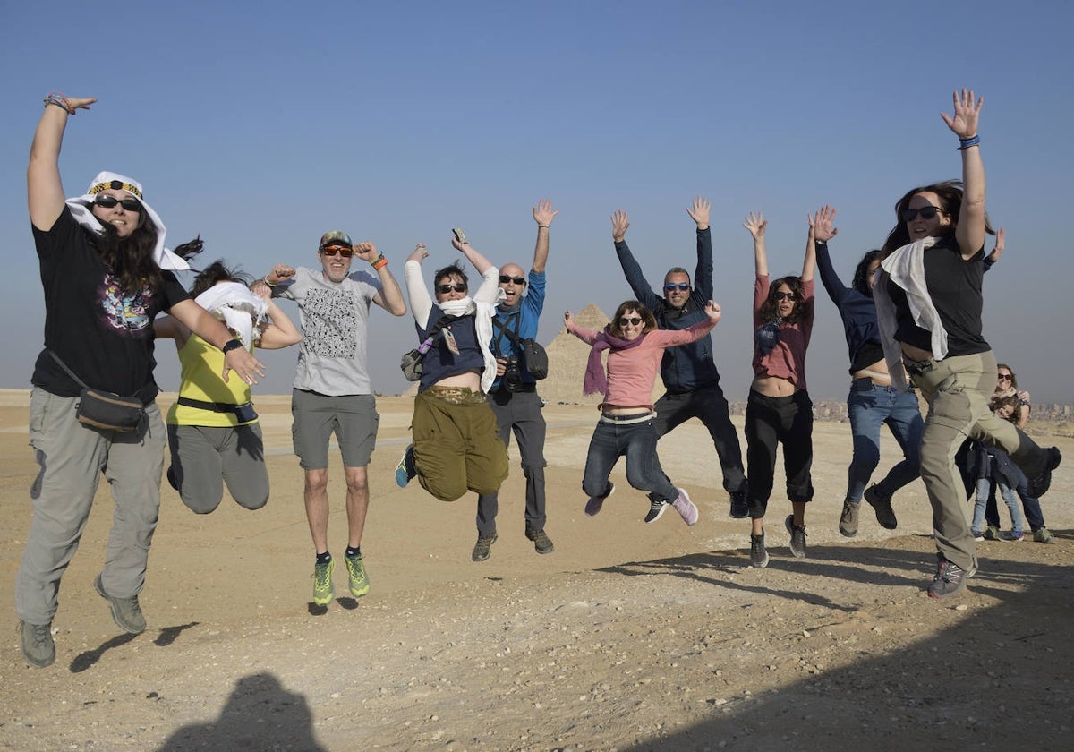 Eloy, junto a su grupo de viaje en Egipto.