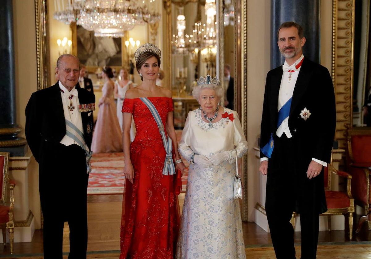 La reina Letizia y el rey Felipe VI junto la reina Isabel II y Felipe de Edimburgo en el Palacio de Buckingham en el año 2017.