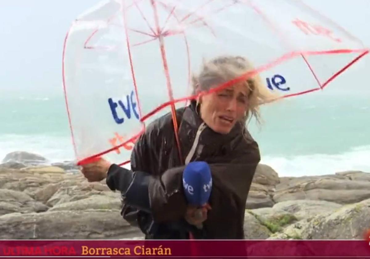 La reportera de TVE lucha contra el viento.