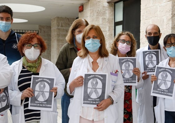 Sanitarios protestan por las agresiones recibidas.