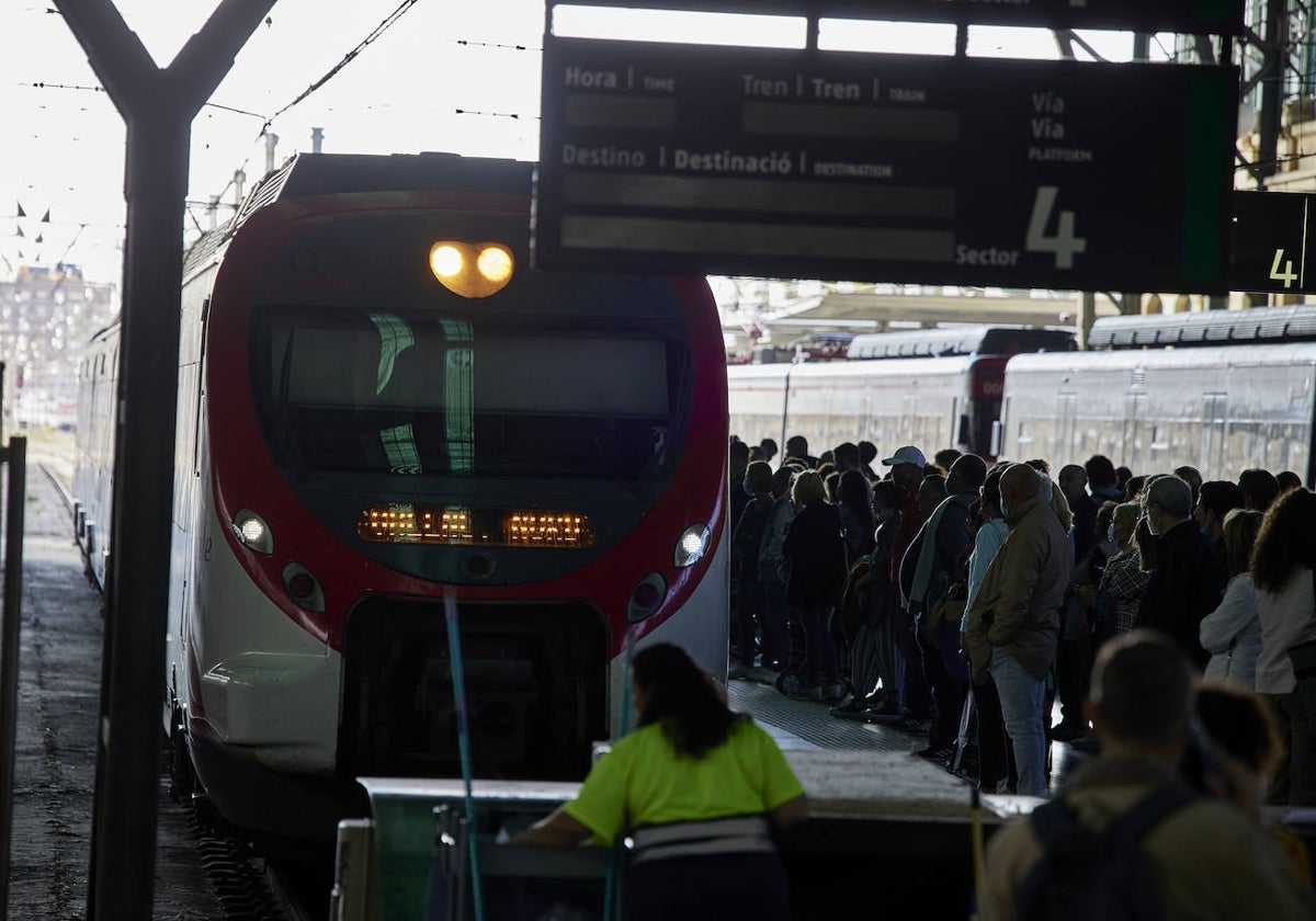 Un tren de Cercanías en la Estación del Norte.