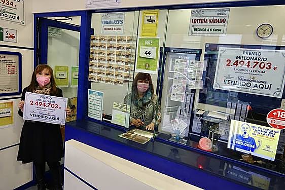 La propietaria de la administración de Loterías y Apuestas del Estado y la trabajadora en una imagen de archivo.