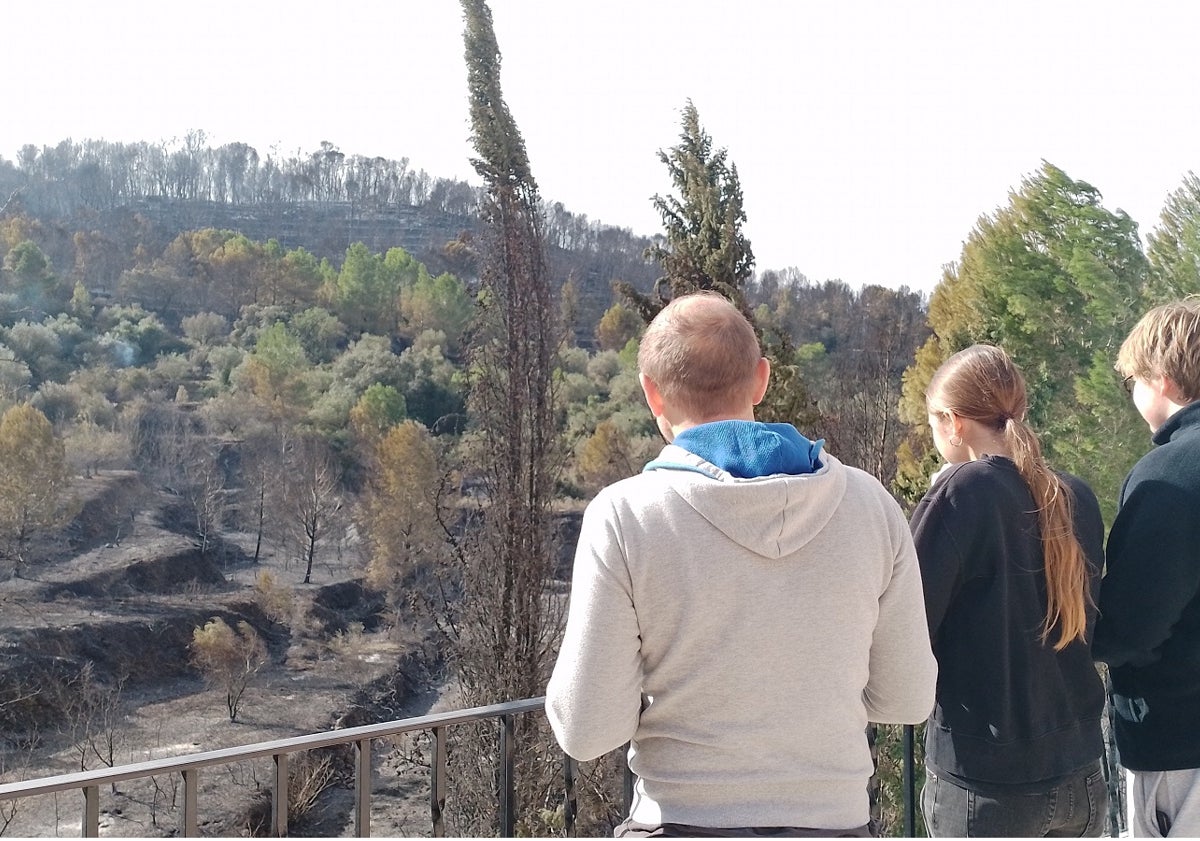 Imagen principal - Arriba, una familia de franceses a los que les pilló el incendio; en medio, el único matrimonio que queda evacuado en Benicolet y, sobre estas líneas, la casa que se quemó en Terrateig.