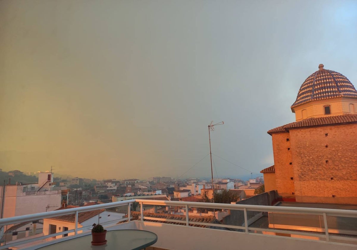 El humo envuelve la población de La Font, donde se ha pedido a los vecinos que no salgan si no es necesario.