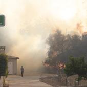 El incendio de Montixelvo sigue descontrolado y obliga a confinar La Font d'En Carròs, Potries y Ador