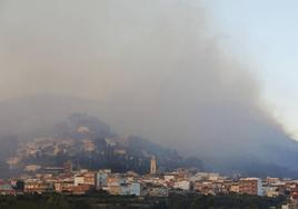 Imagen del incendio de Montixelvo que ha obligado a desalojar a más de 800 personas.