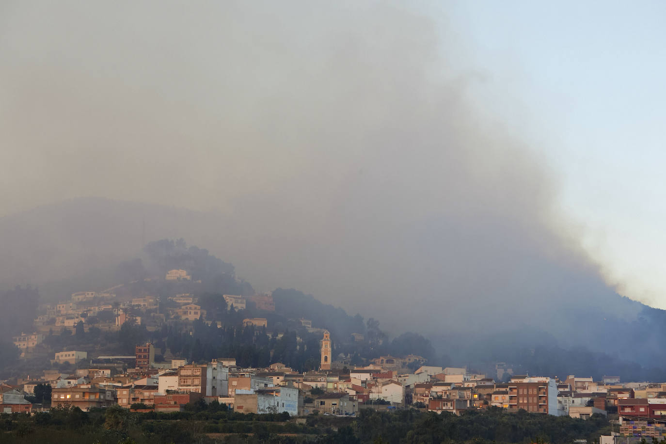 Imagen del incendio de Montixelvo que ha obligado a desalojar a más de 800 personas.