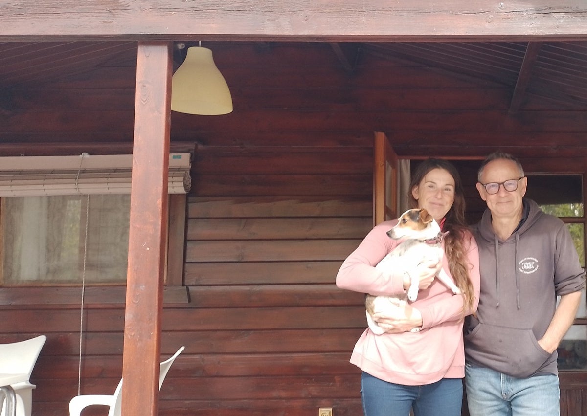 Imagen secundaria 1 - Arriba, una familia de franceses a los que les pilló el incendio; en medio, el único matrimonio que queda evacuado en Benicolet y, sobre estas líneas, la casa que se quemó en Terrateig.