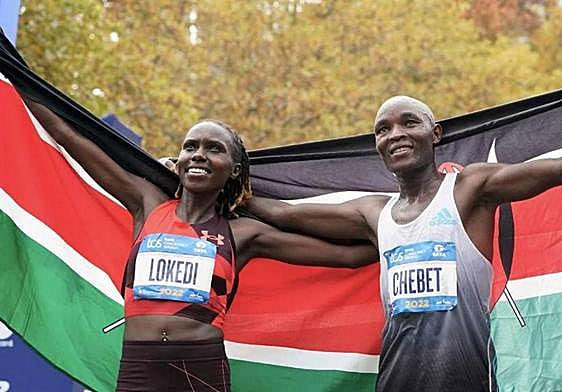 Los ganadores del Maratón de Nueva York 2022, Sharon Lokedi y Evans Chebet.