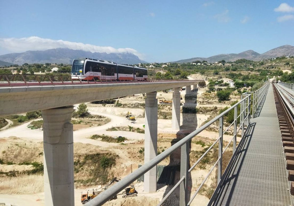 El TRAM a su paso por el nuevo viaducto del Quisi.