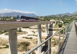 El TRAM a su paso por el nuevo viaducto del Quisi.