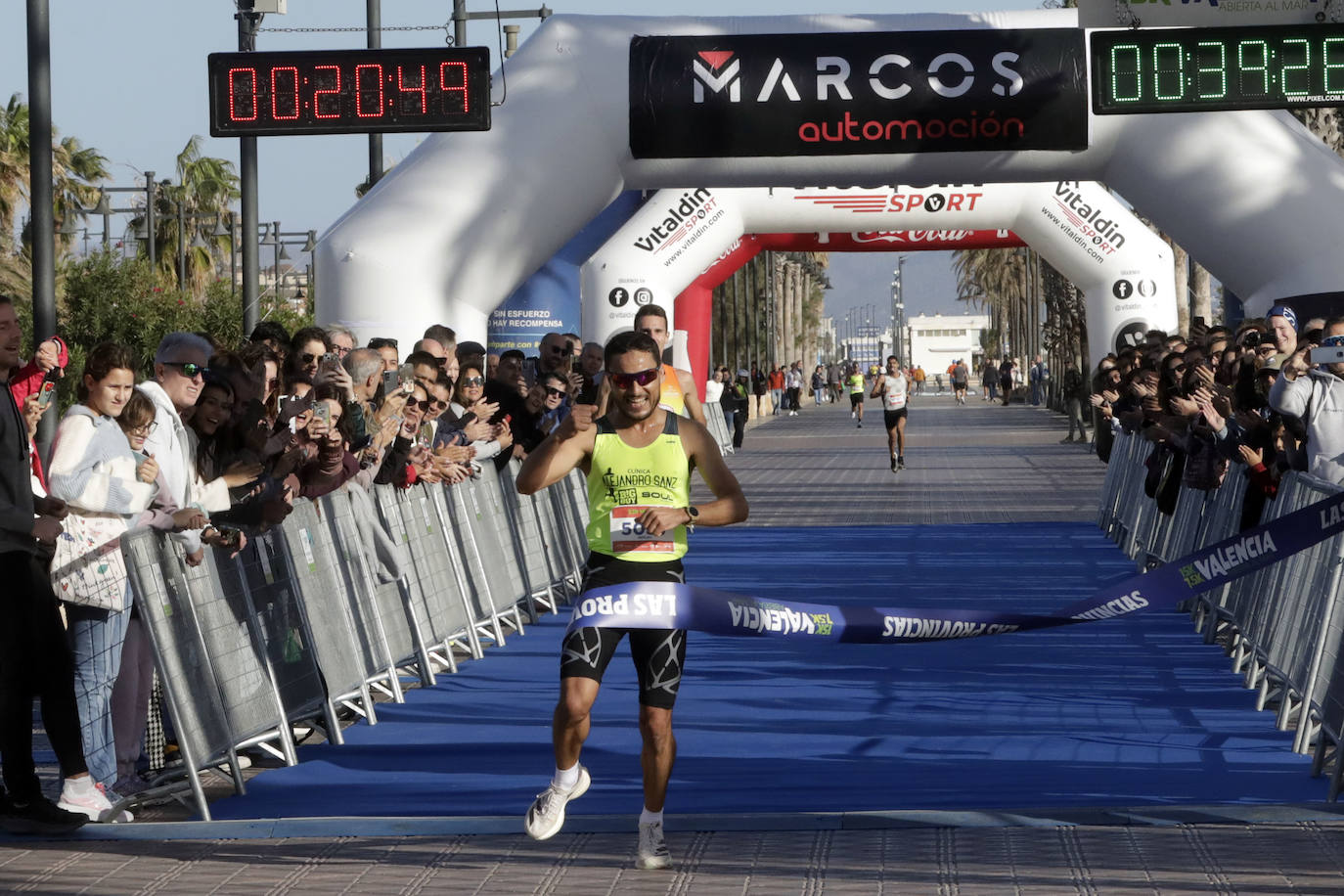 Miles de corredores ponen colorido a la Malvarrosa en la 7,5K Valencia Abierta al Mar