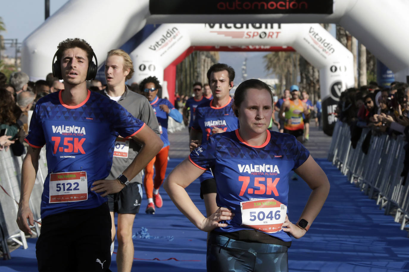 Miles de corredores ponen colorido a la Malvarrosa en la 7,5K Valencia Abierta al Mar