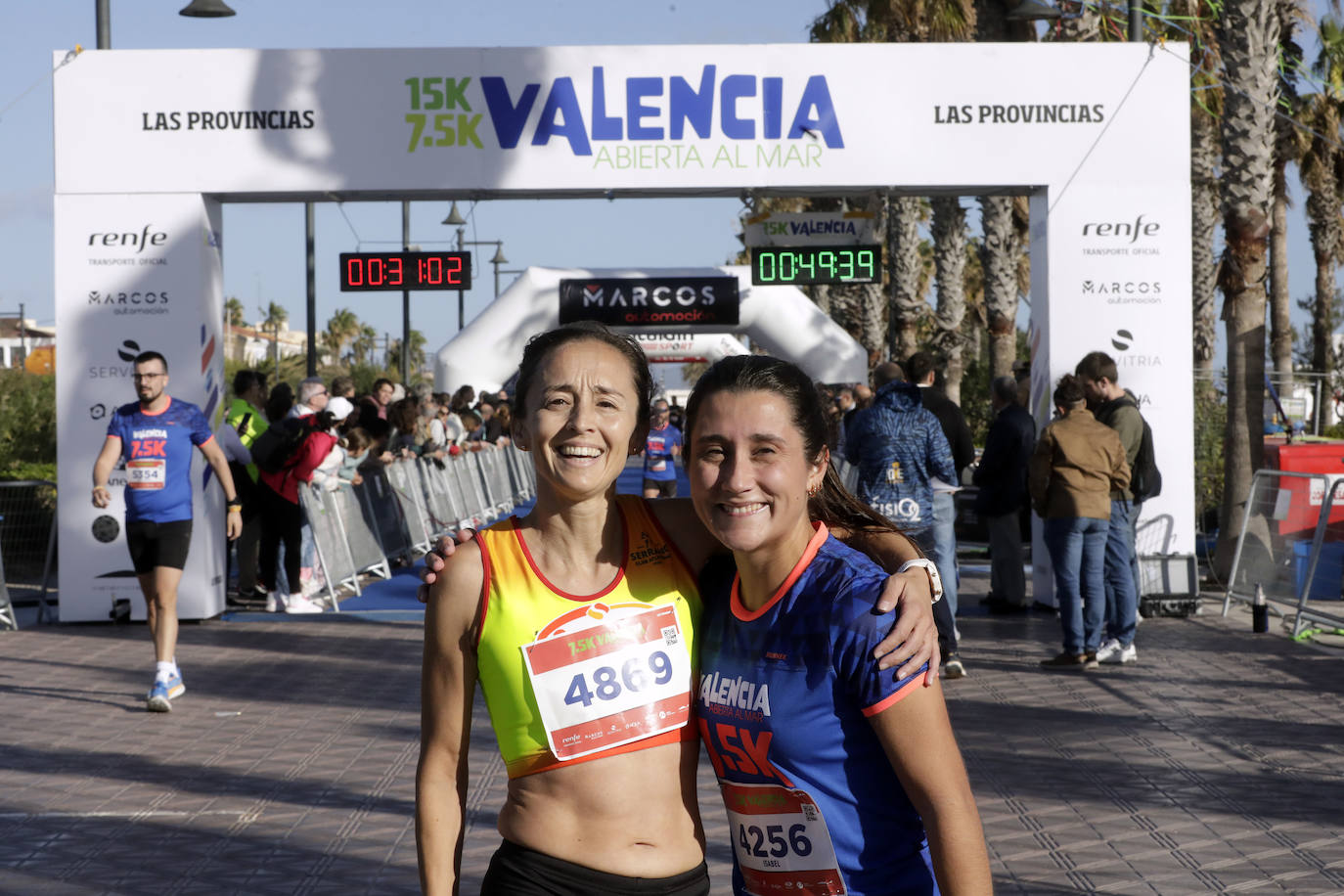 Miles de corredores ponen colorido a la Malvarrosa en la 7,5K Valencia Abierta al Mar