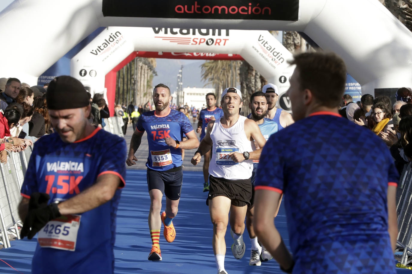 Miles de corredores ponen colorido a la Malvarrosa en la 7,5K Valencia Abierta al Mar