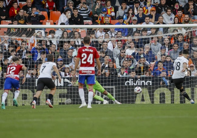 Pepelu convierte el polémico penalti en el gol que dio la victoria al Valencia frente al Granada.