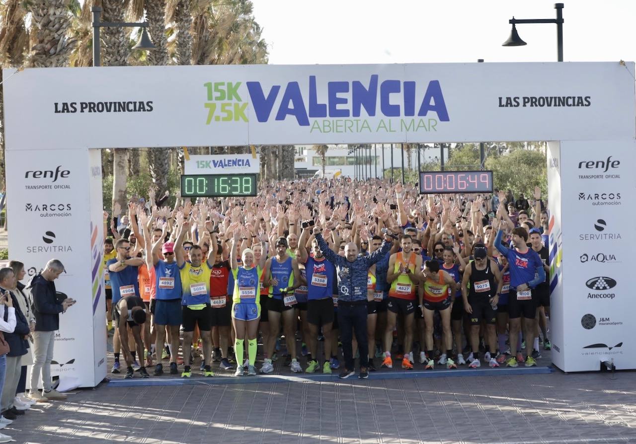 Miles de corredores ponen colorido a la Malvarrosa en la 7,5K Valencia Abierta al Mar